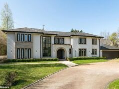 Phil Foden predáva svoje sídlo v Cheshire za zníženú cenu: Šesťmesačné hľadanie kupca anglickej hviezdy sa konečne skončilo, keď sa futbalista sťahuje z rozľahlého domu po tom, čo polícia zavolala na detskú párty „hlasnejšie ako Glastonbury“ Phil Foden po šiestich mesiacoch na trhu predal svoje sídlo v Cheshire za zníženú cenu