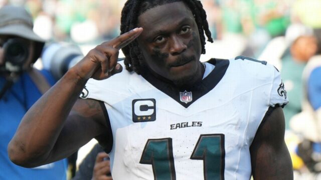 Philadelphia Eagles WR AJ Brown v rade na zápas v pondelok

