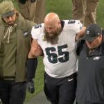 Johnsona videli, ako kríval z ihriska, než ho vzali do vozíka a odviezli do šatne. Orli ho pôvodne uvádzali ako „sporného“ návratu