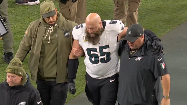 Philadelphia Eagles zasadila veľkú ranu, keď Lane Johnson utrpel znepokojujúce Johnsona videli, ako kríval z ihriska, než ho vzali do vozíka a odviezli do šatne. Orli ho pôvodne uvádzali ako „sporného“ návratu