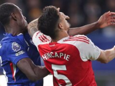 Piero Hincapie VAR verdikt vynesený po údere lakťom do hviezdy Chelsea počas súboja s Arsenalom Piero Hincapie a Trevoh Chalobah