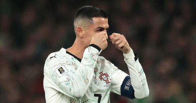 Piers Morgan sa pustil do sporu o červenú kartu Cristiana Cristiano Ronaldo z Portugalska