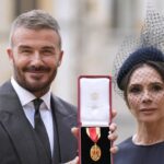 Sir David Beckham pózuje so svojou manželkou Lady Victoriou po tom, čo bol na slávnostnom udelení na hrade Windsor vyhlásený za rytiera bakalára.