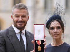 Pikantná noc sira Davida Beckhama v krčme s kamarátmi celebrít, keď oslavuje rytierstvo Sir David Beckham pózuje so svojou manželkou Lady Victoriou po tom, čo bol na slávnostnom udelení na hrade Windsor vyhlásený za rytiera bakalára.