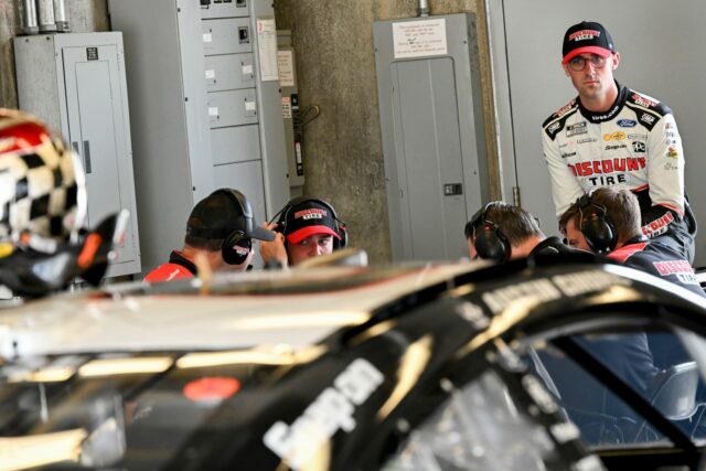 Pilot Penske Austin Cindric upustil od strohého porovnania medzi Gen3 Spolujazdec Austina Cindrica (#6 Monster Castrol Racing Ford Mustang GT) Mark Winterbottom pred Penrite Oil Sandown 500. Zdroj: Getty