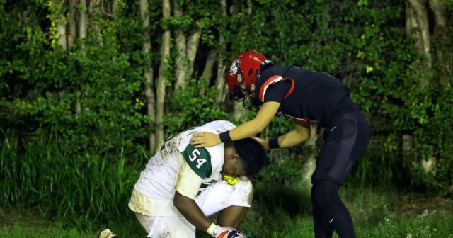 Po hre na strednej škole prevláda jednoduchý akt športového ducha
