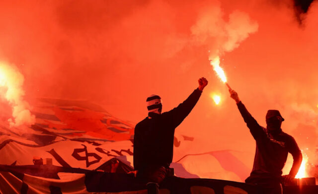 Po incidentoch na štadióne: Chuligáni SGE zaútočili na autobus fanúšikov Stuttgartu
