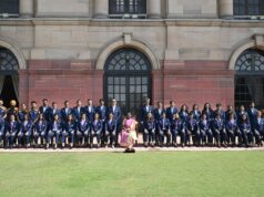 Po premiérovi Modim sa tím India stretne s prezidentom Droupadim Murmuom so špeciálnym darčekom po víťazstve na majstrovstvách sveta 2025 (na obrázkoch) Harmanpreet Kaur s trofejou. (Poďakovanie za obrázky: Getty)