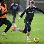 Člen bombového tímu Chelsea Axel Disasi (vľavo) počas reprezentačnej prestávky trénuje s prvým tímom