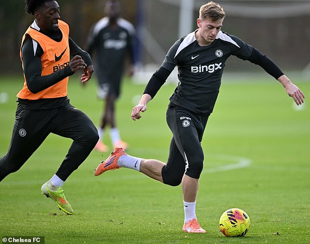 Počas reprezentačnej prestávky trénuje člen tímu bombového tímu Chelsea s Člen bombového tímu Chelsea Axel Disasi (vľavo) počas reprezentačnej prestávky trénuje s prvým tímom