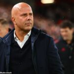 Arne Slot odmietol tvrdenie Arsena Wengera, že „zničil“ stred poľa Liverpoolu, aby začlenil Floriana Writa