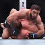 15. novembra 2025; New York, NY, SPOJENÉ ŠTÁTY; Islam Machačev (modré rukavice) bojuje s Jackom Dellou Maddalenou (červené rukavice) v zápase majstrovstiev welterovej váhy počas UFC 322 v Madison Square Garden. Povinný kredit: Ed Mulholland-Imagn Images