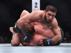 Poradie libra za libru mužov v MMA: Arman Tsarukyan stúpa po veľkom víťazstve 15. novembra 2025; New York, NY, SPOJENÉ ŠTÁTY; Islam Machačev (modré rukavice) bojuje s Jackom Dellou Maddalenou (červené rukavice) v zápase majstrovstiev welterovej váhy počas UFC 322 v Madison Square Garden. Povinný kredit: Ed Mulholland-Imagn Images