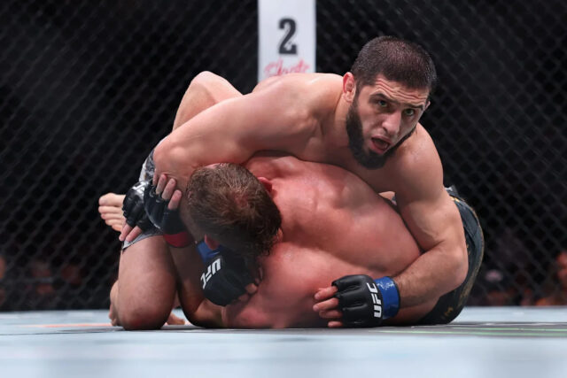 Poradie libra za libru mužov v MMA: Arman Tsarukyan stúpa 15. novembra 2025; New York, NY, SPOJENÉ ŠTÁTY; Islam Machačev (modré rukavice) bojuje s Jackom Dellou Maddalenou (červené rukavice) v zápase majstrovstiev welterovej váhy počas UFC 322 v Madison Square Garden. Povinný kredit: Ed Mulholland-Imagn Images