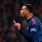 Gabriel Magalhaes sa počas víťazstva Arsenalu v Lige majstrov nad Slaviou Praha liečil fyzioterapeutom