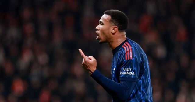 Gabriel Magalhaes sa počas víťazstva Arsenalu v Lige majstrov nad Slaviou Praha liečil fyzioterapeutom