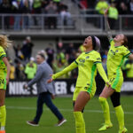 Hráči Washington Spirit zľava, obrankyňa Esme Morgan, útočníčka Trinity Rodman a stredopoliar Hal Hershfelt oslavujú víťazstvo nad Portland Thorns FC v semifinálovom futbalovom zápase NWSL, v sobotu 15. novembra 2025 vo Washingtone. (AP Photo/John McDonnell)