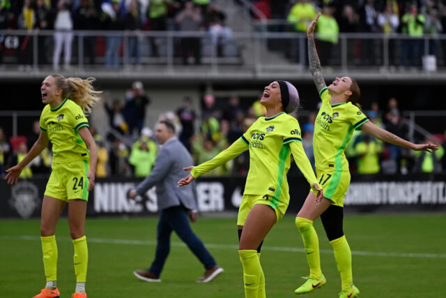Potenciálny odchod Trinity Rodmanovej stavia NWSL na križovatku s jej Hráči Washington Spirit zľava, obrankyňa Esme Morgan, útočníčka Trinity Rodman a stredopoliar Hal Hershfelt oslavujú víťazstvo nad Portland Thorns FC v semifinálovom futbalovom zápase NWSL, v sobotu 15. novembra 2025 vo Washingtone. (AP Photo/John McDonnell)