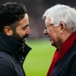 Ruben Amorim, manažér Manchestru United, komunikuje so Sirom Alexom Fergusonom pred zápasom Premier League medzi Manchester United FC a Brighton & Hove Albion