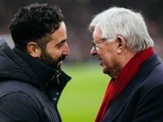 „Povedal som Sirovi Alexovi Fergusonovi, že pomôžem vynútiť prestup z Man Utd – okamžite zložil telefón.“ Ruben Amorim, manažér Manchestru United, komunikuje so Sirom Alexom Fergusonom pred zápasom Premier League medzi Manchester United FC a Brighton & Hove Albion