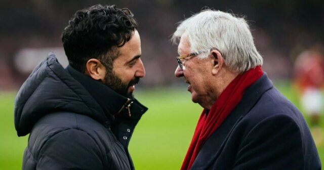 "Povedal som Sirovi Alexovi Fergusonovi, že pomôžem vynútiť prestup z Ruben Amorim, manažér Manchestru United, komunikuje so Sirom Alexom Fergusonom pred zápasom Premier League medzi Manchester United FC a Brighton & Hove Albion