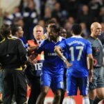 Didier Drogba z Chelsea sa pohádal s rozhodcom Tomom Henningom Ovrebom