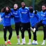 Cole Palmer trénuje a je na tráve napriek tomu, že si pred necelým týždňom zlomil malíček na nohe