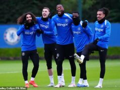 Pozrite sa, kto je späť! Cole Palmer sa vracia do tréningu Chelsea – so špeciálne upravenou topánkou na zlomený prst – 24 hodín pred zápasom s Barcelonou, keďže Enzo Maresca prináša kondičné aktualizácie Cole Palmer trénuje a je na tráve napriek tomu, že si pred necelým týždňom zlomil malíček na nohe