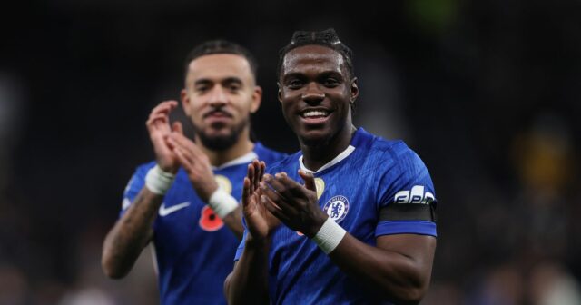 Pravda o prestupe Romea Lavia do Man Utd, ako bol Romeo Lavia z Chelsea počas zápasu Premier League medzi Tottenhamom Hotspur a Chelsea na štadióne Tottenham Hotspur 1. novembra 2025 v Londýne, Anglicko