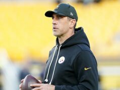 Pravda o tajnej „manželke“ Aarona Rodgersa: Rodina zdvihne kryt najväčšieho tajomstva NFL… a konečne uloží tieto víriace klebety do postele Aaron Rodgers má na prstenníku čierny pásik. Starý rozohrávač pred sezónou NFL povedal, že je ženatý – identita jeho manželky však zostáva záhadou