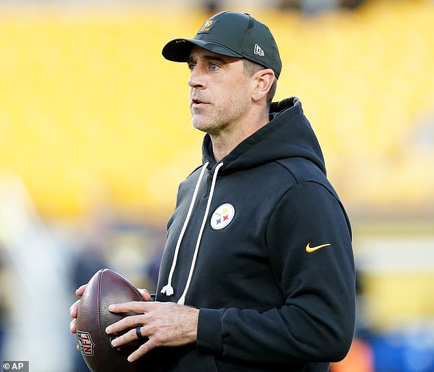 Pravda o tajnej „manželke“ Aarona Rodgersa: Rodina zdvihne kryt najväčšieho Aaron Rodgers má na prstenníku čierny pásik. Starý rozohrávač pred sezónou NFL povedal, že je ženatý – identita jeho manželky však zostáva záhadou