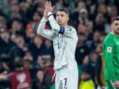 Prečo FIFA pozastavila Ronaldovi zákaz MS? Ukrajinský Jevhen Konoplyanka sa snaží zastaviť hádku medzi Laurentom Koscielnym a Oleksandrom Kucherom predtým, ako boli obaja vylúčení