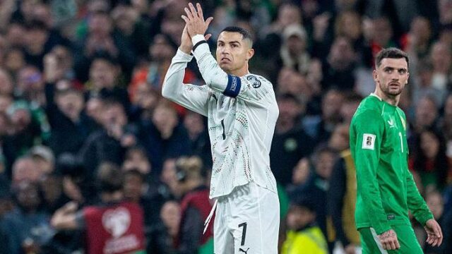 Ukrajinský Jevhen Konoplyanka sa snaží zastaviť hádku medzi Laurentom Koscielnym a Oleksandrom Kucherom predtým, ako boli obaja vylúčení 