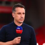 Gary Neville nebude spolukomentovať zápas Chelsea vs Arsenal.