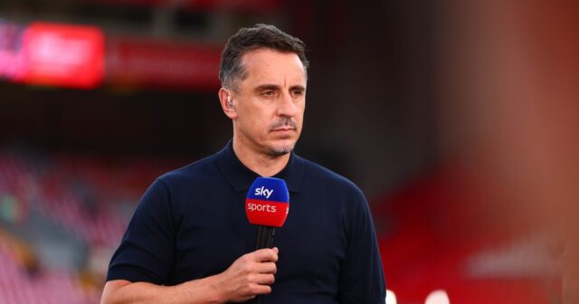 Gary Neville nebude spolukomentovať zápas Chelsea vs Arsenal.