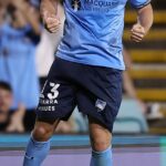 Útočník Sydney FC Pat Wood má len 23 rokov, ale je na pokraji úspechu, ktorý by mnohí futbalisti radi mali vo svojom životopise (na obrázku oslavuje nedávny gól proti Central Coast Mariners)