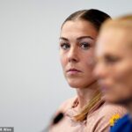 Mary Earpsová po boku manažérky Sariny Wiegmanovej. Earpsová hovorí, že napriek rozpadu ich vzťahu stále rešpektuje anglického hlavného trénera