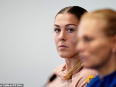 Prečo ma znepokojuje spad zo ságy Mary Earps – a ako by jej absurdné a naivné sťažnosti mohli poškodiť rast ženského futbalu Mary Earpsová po boku manažérky Sariny Wiegmanovej. Earpsová hovorí, že napriek rozpadu ich vzťahu stále rešpektuje anglického hlavného trénera