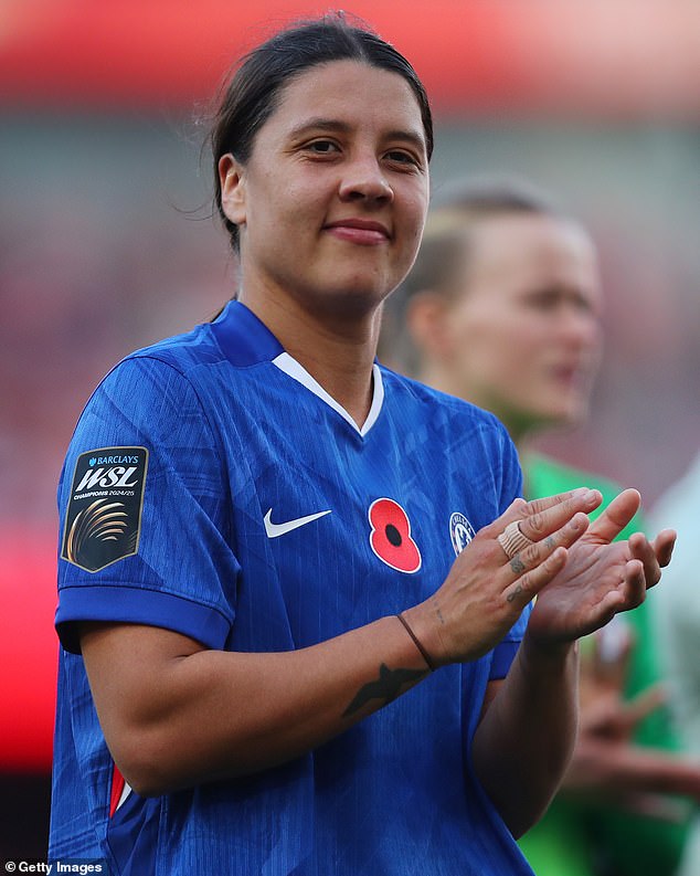 Prečo sa Sam Kerr nemôže dočkať, až sa „naslepo opije“ Sam Kerr je nadšená pred silvestrovskou svadbou so snúbenicou Kristie Mewis a vyhlasuje, že sa nevie dočkať, až sa „naslepo opije“ s najbližšou rodinou a priateľmi.