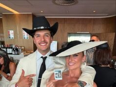 Pred niekoľkými mesiacmi bol najhorúcejšou nehnuteľnosťou v austrálskom krikete – ale teraz bola mladá hviezda Sam Konstas brutálne VYHODENÝ pre popol Sam Konstas (na snímke s komentátorkou kriketu Grace Haydenovou) odišiel z austrálskeho kriketového prístrešku do prístavku po vymenovaní tímu pre prvý Ashes Test.