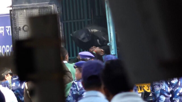 Pred súdom v Indii obvinený z bombového útoku na auto Pred súdom v Indii obvinený z bombového útoku na auto v Dillí | Kriminalita