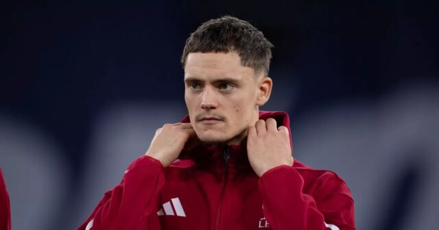 Florian Wirtz počas rozcvičky Liverpoolu. 