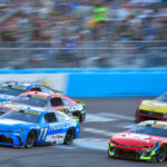 Piloti série NASCAR Cup Ty Gibbs (54), Christopher Bell (20) a Denny Hamlin (11) počas Xfinity 500 na Martinsville Speedway - Zdroj: Imagn