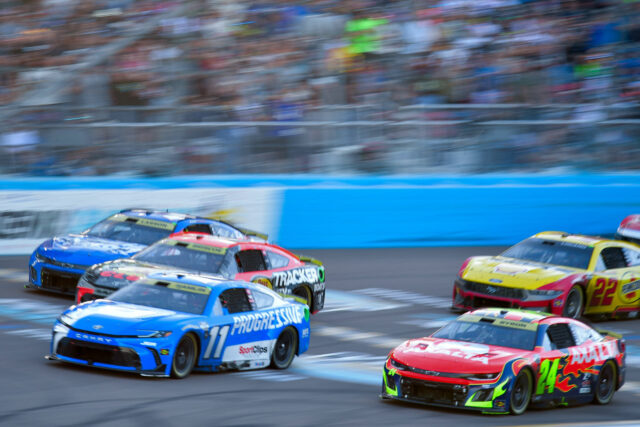 Predstavitelia NASCAR upustili od hlavných aktualizácií pre sezónu 2026 Piloti série NASCAR Cup Ty Gibbs (54), Christopher Bell (20) a Denny Hamlin (11) počas Xfinity 500 na Martinsville Speedway - Zdroj: Imagn