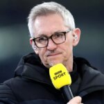 Gary Lineker, BBC Sport TV Pundit sleduje pred štvrťfinále Emirates FA Cup medzi Leicester City a Manchester United na King Power Stadium 21. marca 2021 v Leicestri v Anglicku.