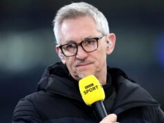 Prefíkané hrabanie Garyho Linekera v zozname vyznamenaní kráľa Charlesa po tom, čo bol uvrhnutý do rytierskeho stavu Gary Lineker, BBC Sport TV Pundit sleduje pred štvrťfinále Emirates FA Cup medzi Leicester City a Manchester United na King Power Stadium 21. marca 2021 v Leicestri v Anglicku.