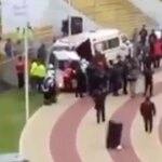 Argentínsky rozhodca Mauro Vigliano gestikuluje vedľa ekvádorského Ennera Valenciu, keď vedie zápas kvalifikácie na majstrovstvá sveta vo futbale 2018 medzi Ekvádorom a Čile v Quite 6. októbra 2016.