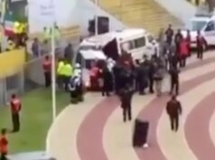 Prem flop bol prenasledovaný policajtmi kvôli starostlivosti o deti, zatiaľ čo bol zranený na nosidlách Argentínsky rozhodca Mauro Vigliano gestikuluje vedľa ekvádorského Ennera Valenciu, keď vedie zápas kvalifikácie na majstrovstvá sveta vo futbale 2018 medzi Ekvádorom a Čile v Quite 6. októbra 2016.