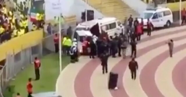 Argentínsky rozhodca Mauro Vigliano gestikuluje vedľa ekvádorského Ennera Valenciu, keď vedie zápas kvalifikácie na majstrovstvá sveta vo futbale 2018 medzi Ekvádorom a Čile v Quite 6. októbra 2016.