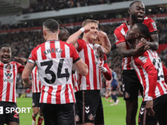 Premier League: Ako Sunderland zastavil stroj Arsenalu Declan Rice takes a throw-in for Arsenal at Sunderland